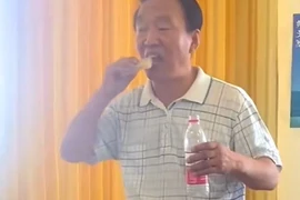 Chủ tịch công ty xà phòng Trung Quốc gây sốc vì ăn sản phẩm của mình