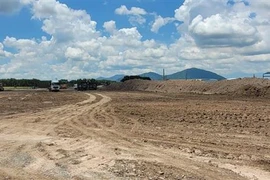 Đơn vị thi công dự án thành phần 3 cao tốc Biên Hòa-Vũng Tàu đã san lắp mặt bằng được hơn 3km. (Ảnh: Hoàng Nhị/TTXVN.)