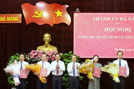 Các cán bộ nhận quyết định phân công, luân chuyển của Ban Thường vụ Thành ủy Đà Nẵng. (Ảnh: TTXVN phát)
