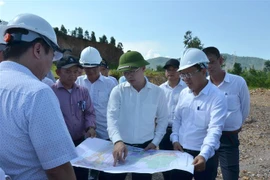 Ủy viên Trung ương Đảng, Bí thư Thành ủy Đà Nẵng Nguyễn Văn Quảng (đội mũ xanh, đứng giữa) kiểm tra thực tế dự án Cụm công nghiệp Cẩm Lệ. (Ảnh: Quốc Dũng/TTXVN)