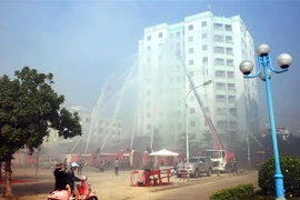 Diễn tập Phòng cháy Chữa cháy. (Ảnh: Hoàng Hùng/TTXVN)