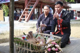 Nghi lễ “Thỉnh mời tổ tiên” - mở màn cho Lễ hội Cơm mới. (Ảnh: Quý Trung/TTXVN)