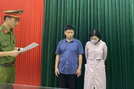 Thi hành quyết định khởi tố vụ án, khởi tố bị can và lệnh tạm giam đối với Lê Toàn và Trần Thị Nhung. (Nguồn: Người Lao Động)