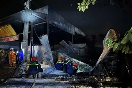 Hiện trường vụ cháy tiệm xe máy. (Ảnh: Nguyễn Thanh/TTXVN)