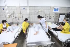 Đến sáng 13/9, tại Bệnh viện Bạch Mai đang tiếp nhận cấp cứu 24 nạn nhân trong vụ cháy chung cư mini trong ngõ 29/70 phố Khương Hạ, phường Khương Đình, quận Thanh Xuân