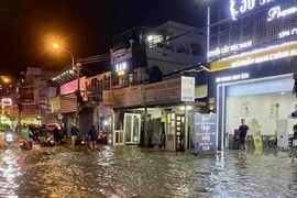 “Biển nước” trên đường Phan Huy Ích, quận Tân Bình. (Ảnh: Hồng Giang/TTXVN)