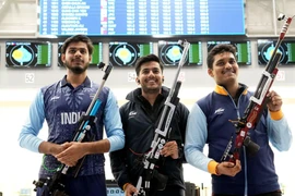 Các xạ thủ Ấn Độ Rudrankksh Patil (phải), Aishwary Pratap Singh Tomar (giữa) và Divyansh Singh Panwar. (Nguồn: PTI)