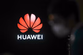 Biểu tượng Huawei tại một hội nghị ở Thượng Hải, Trung Quốc ngày 23/9/2020. (Ảnh: AFP/TTXVN)