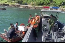 Ba ngư dân đã được lực lượng cán bộ, chiến sĩ Đồn Biên Phòng Thanh Lân cứu hộ thành công. (Ảnh: TTXVN phát)