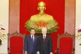 Tổng Bí thư Nguyễn Phú Trọng chụp ảnh lưu niệm cùng Chủ tịch Thượng viện Campuchia, Phó Chủ tịch, Trưởng Ban Thường trực Ban Thường vụ Trung ương Đảng Nhân dân Campuchia Samdech Say Chhum. (Ảnh: Trí Dũng/TTXVN)