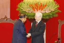 Tổng Bí thư Nguyễn Phú Trọng đón Chủ tịch Thượng viện Campuchia, Phó Chủ tịch, Trưởng Ban Thường trực Ban Thường vụ Trung ương Đảng Nhân dân Campuchia Samdech Say Chhum. (Ảnh: Trí Dũng/TTXVN)