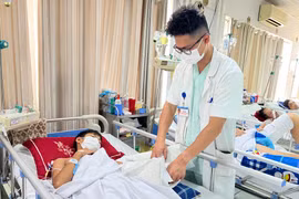 Các bác sỹ tiến hành một ca phẫu thuật. (Ảnh: Minh Quyết/TTXVN)