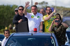 Đương kim Tổng thống Brazil Jair Bolsonaro (giữa) bên những người ủng hộ tại Joinville, bang Santa Catarina. (Ảnh: AFP/TTXVN)