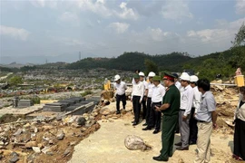 Đoàn công tác kiểm tra hiện trường vụ sạt lở tại nghĩa trang Hòa Sơn (huyện Hòa Vang, thành phố Đà Nẵng). (Ảnh: Quốc Dũng/TTXVN)