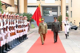 Đại tướng Vilay Lakhamphong duyệt đội danh dự Công an nhân dân Việt Nam. (Ảnh: Phạm Kiên/TTXVN)