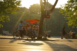 Khách du lịch tham quan Hà Nội vào thời điểm mùa Thu. (Ảnh: Khánh Hòa/TTXVN)