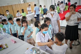 Tiêm vaccine phòng COVID-19 cho trẻ em tại trường Tiểu học Ngô Sỹ Liên, thành phố Bắc Giang (Bắc Giang). (Ảnh: Danh Lam/TTXVN)