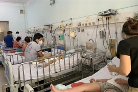 Nhiều bệnh nhi nhập viện do sốt xuất huyết tại Bệnh viện Nhi đồng 2, Thành phố Hồ Chí Minh. (Ảnh: Đinh Hằng/TTXVN)
