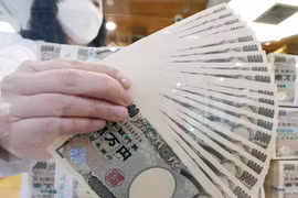 Nhân viên kiểm đồng yen Nhật Bản. (Ảnh: Yonhap/TTXVN)