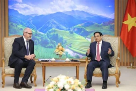 Thủ tướng Phạm Minh Chính tiếp đồng Bộ trưởng phụ trách Thương mại và Sản xuất Australia Tim Ayres. (Ảnh: Dương Giang/TTXVN)