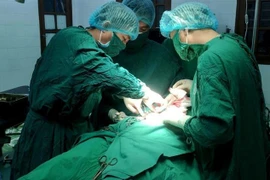 Ca mổ cấp cứu cho bệnh nhân Trần Bá Tuyền. (Ảnh: TTXVN phát)