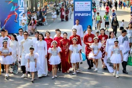 Các cặp đôi trẻ tham dự đám cưới theo nếp sống mới. (Ảnh: Tuấn Đức/TTXVN)