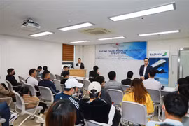 Tư vấn pháp luật cho người lao động Việt Nam đang làm việc ở khu vực thành phố Siheung (tỉnh Gyeonggi) và vùng lân cận. (Ảnh: Anh Nguyên/TTXVN)