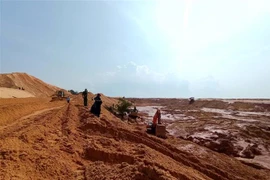 Lực lượng chức năng vẫn tích cực triển khai công tác tìm kiếm 2 nạn nhân còn lại vụ sạt lở tại mỏ titan tại Bình Thuận. (Ảnh: Nguyễn Thanh/TTXVN)