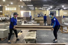 Công nhân Công ty Cổ phần Chế biến gỗ Thuận An sản xuất các sản phẩm gỗ xuất khẩu. (Ảnh: TTXVN)