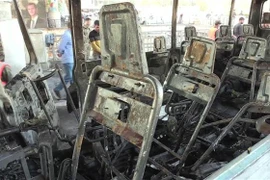 Một chiếc xe buýt chở các quân nhân Syria bị phá hủy trong vụ đánh bom ở Damascus, ngày 20/10/2021. (Ảnh: AFP/TTXVN)