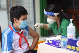 Tiêm vaccine phòng COVID-19 cho các em học sinh Trường Trung học cơ sở Trần Hưng Đạo, thành phố Biên Hòa, Đồng Nai. (Ảnh: Lê Xuân/TTXVN)