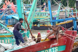 Người dân chằng chống, neo đậu tàu thuyền để tránh bão trên sông Cà Ty, thành phố Phan Thiết, Bình Thuận. (Ảnh: Nguyễn Thanh/TTXVN)