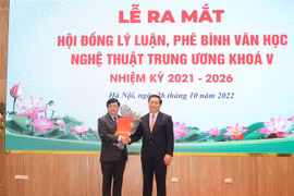 Bí thư Trung ương Đảng, Trưởng Ban Tuyên giáo Trung ương Nguyễn Trọng Nghĩa trao Quyết định Chủ tịch Hội đồng Lý luận, Phê bình Văn học, Nghệ thuật Trung ương nhiệm kỳ 2021-2026 cho ông Nguyễn Thế Kỷ. (Ảnh: Phương Hoa/TTXVN)