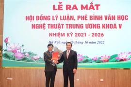 Bí thư Trung ương Đảng, Trưởng Ban Tuyên giáo Trung ương Nguyễn Trọng Nghĩa trao Quyết định Chủ tịch Hội đồng Lý luận, Phê bình Văn học, Nghệ thuật Trung ương nhiệm kỳ 2021-2026 cho ông Nguyễn Thế Kỷ. (Ảnh: Phương Hoa/TTXVN)