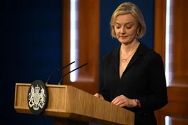 Thủ tướng Anh Liz Truss phát biểu họp báo ở London ngày 14/10. (Ảnh: AFP/TTXVN)