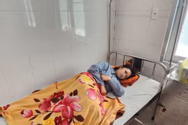 Em L. điều trị tại Trung tâm y tế huyện Đơn Dương. (Nguồn: baolamdong.vn)
