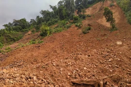 Sạt lở đã làm tắc hoàn toàn tuyến đường Hồ Chí Minh nhánh Tây đoạn qua xã Hướng Lập hướng đi tỉnh Quảng Bình. (Nguồn: qdnd.vn)