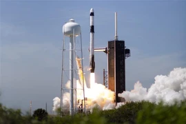 Tên lửa Falcon 9 của Space X đưa tàu Crew Dragon rời bệ phóng tại Trung tâm vũ trụ Kennedy ở Florida (Mỹ) ngày 8/4. (Ảnh: AFP/TTXVN)