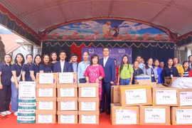 Công đoàn TTXVN cùng các nhà hảo tâm tặng các phần quà cho trường THCS Tam Sơn. (Ảnh: Tuấn Đức/TTXVN)