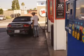 Bơm xăng cho phương tiện tại trạm xăng ở Los Angeles, bang California, Mỹ. (Ảnh: THX/TTXVN)