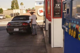 Bơm xăng cho phương tiện tại trạm xăng ở Los Angeles, bang California, Mỹ. (Ảnh: THX/TTXVN)