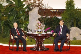 Tổng Bí thư Nguyễn Phú Trọng và Tổng Bí thư, Chủ tịch Trung Quốc Tập Cận Bình thưởng thức trà. (Ảnh: Trí Dũng/TTXVN)
