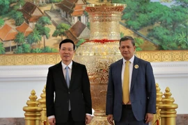 Đại tướng Hun Manet và Thường trực Ban Bí thư Võ Văn Thưởng chụp ảnh lưu niệm sau cuộc gặp. (Ảnh: Huỳnh Thảo/TTXVN)