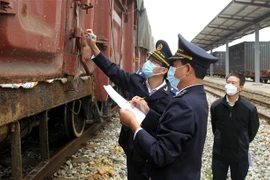 Lực lượng chức năng Chi cục hải quan ga đường sắt Lào Cai kiểm tra niêm phong kẹp chì với các mặt hàng đến và đi tại ga. (Ảnh: Quốc Khánh/TTXVN)