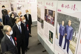 Các đại biểu tham quan triển lãm ảnh kỷ niệm 50 năm Nhật Bản và Trung Quốc bình thường hóa quan hệ ngoại giao. (Nguồn: namnewsnetwork.org)