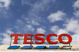 Biểu tượng Tesco tại Brixton, phía nam thủ đô London, Anh. (Ảnh: AFP/TTXVN)