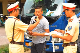 Lực lượng Cảnh sát giao thông huyện Nho Quan kiểm tra nồng độ cồn với lái xe. (Ảnh: Minh Đức/TTXVN)