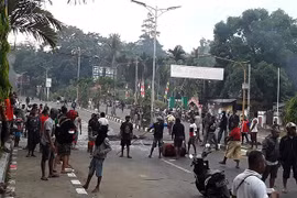 Người biểu tình tập trung tại Manokwari, Papua, Indonesia. (Ảnh: AFP/TTXVN)