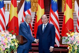 Thủ tướng Nguyễn Xuân Phúc và Thủ tướng Malaysia Mahathir Mohamad chủ trì buổi họp báo. (Ảnh: Thống Nhất/TTXVN)