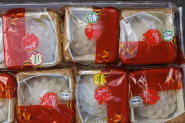 Bánh trung thu 4 không: không nhãn mác, xuất xứ, không ngày sản xuất, không hạn sử dụng bán tại chợ Nhị Thiên đường, Quận 8, Thành phố Hồ Chí Minh. (Ảnh: Đinh Hằng/TTXVN)